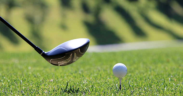 en golfklubba och en golfboll 