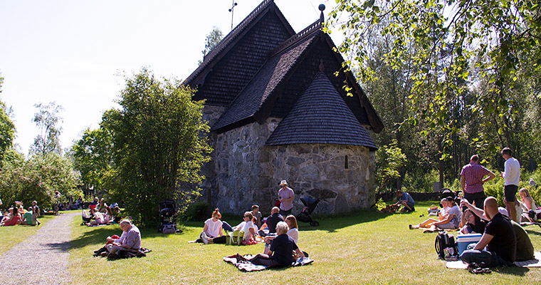 Picknick vid Murbergskyrkan.