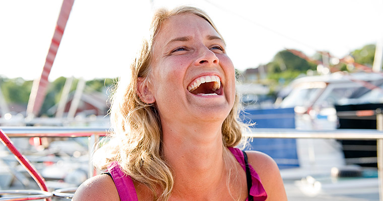 En glad kvinna på en båt.