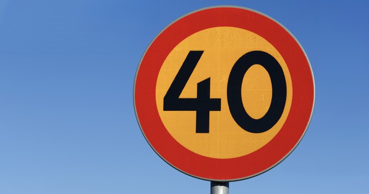 en rund gul skylt med röd rand och siffran 40
