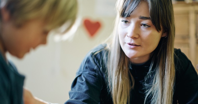 en vuxen kvinna samtalar med ett barn