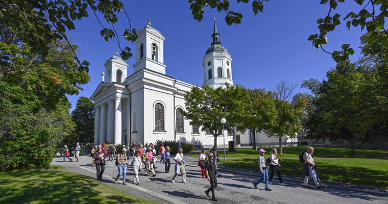 en grupp människor går utanför en kyrka