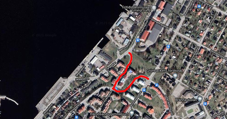 satellitbild över en stadsmiljö med ett rött streck ritat på två gator