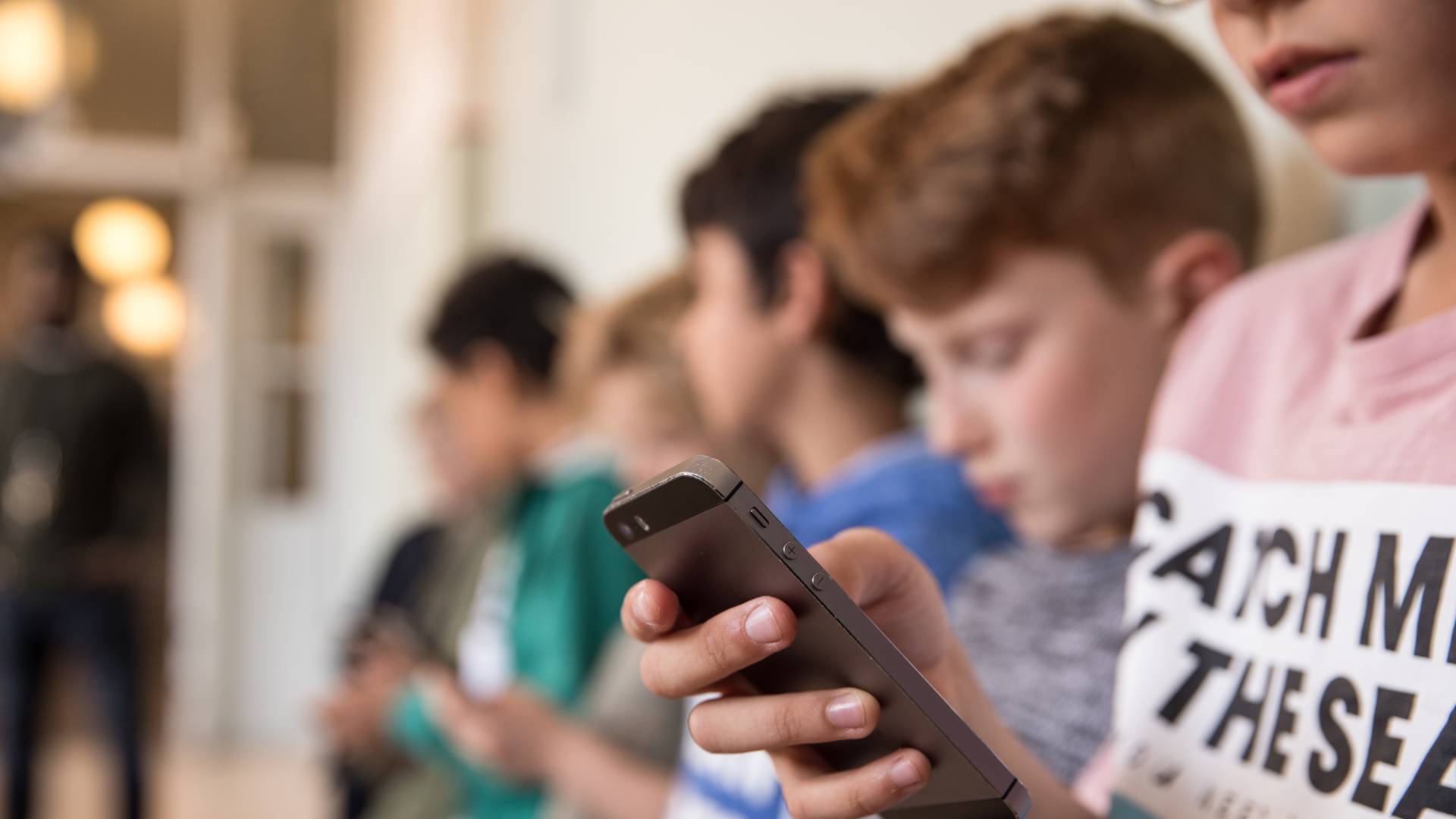 Elever som använder mobiltelefoner