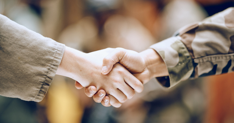 Handslag mellan militär och civil person