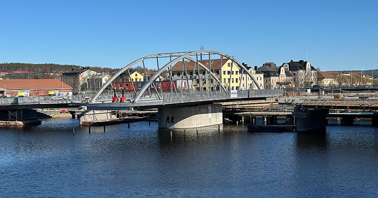 ett brobygge med en öppnad vridbro i mitten