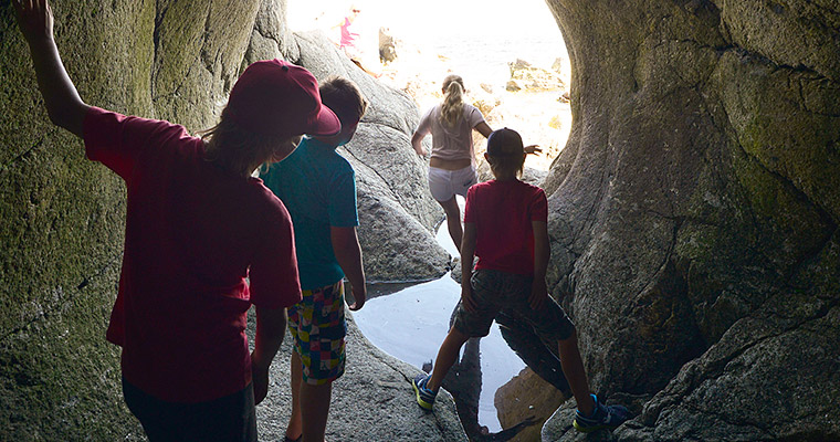 En grupp människor utforskar grottor på smitingen