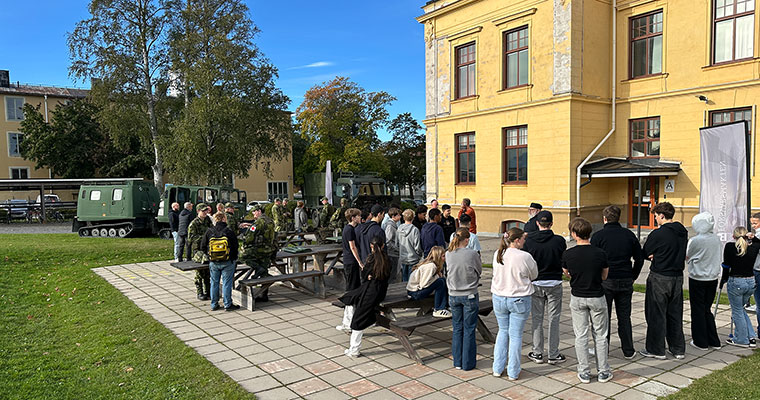 många ungdomar står i en ring