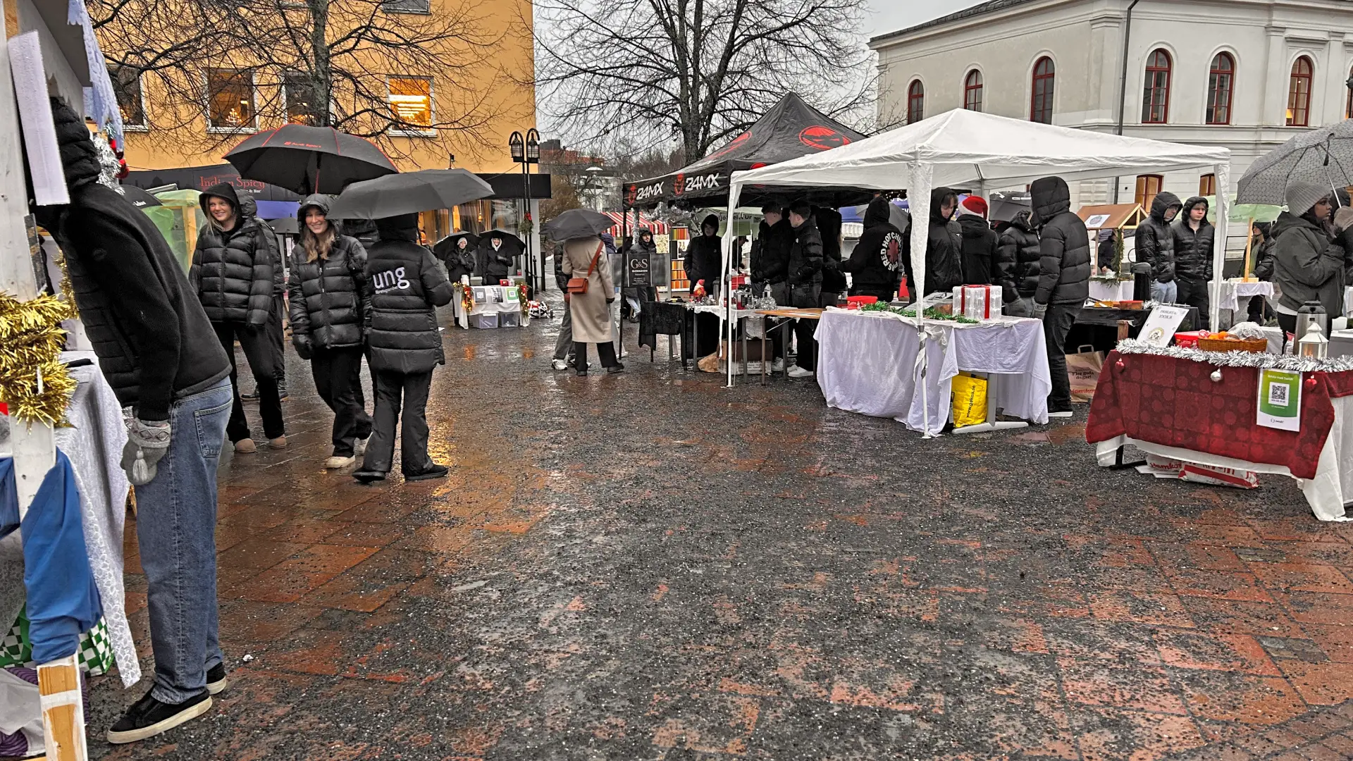 En översiktsbild på torget i Härnösand under UF marknad