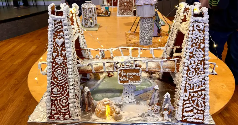 En bro gjord av pepparkakor inför pepparkakstävlingen på Härnösands gymnasium