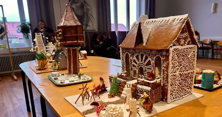 Ett hus gjord av pepparkakor på ett bord inför pepparkakstävlingen på Härnösands gymnasium