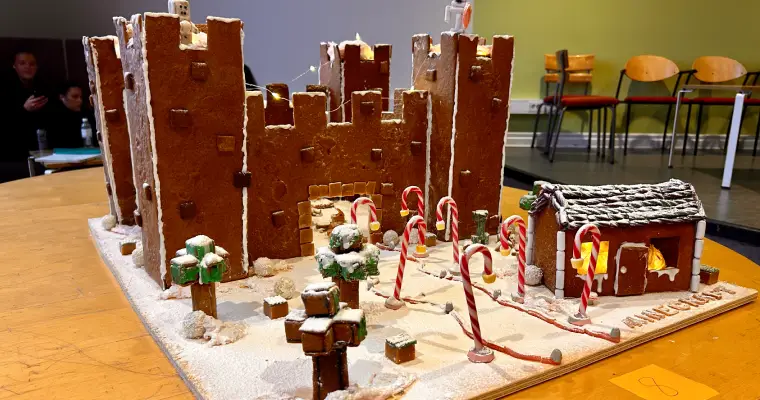 En Minecraft värld gjord av pepparkakor, med träd och ett slott inför pepparkakstävlingen på Härnösands gymnasium