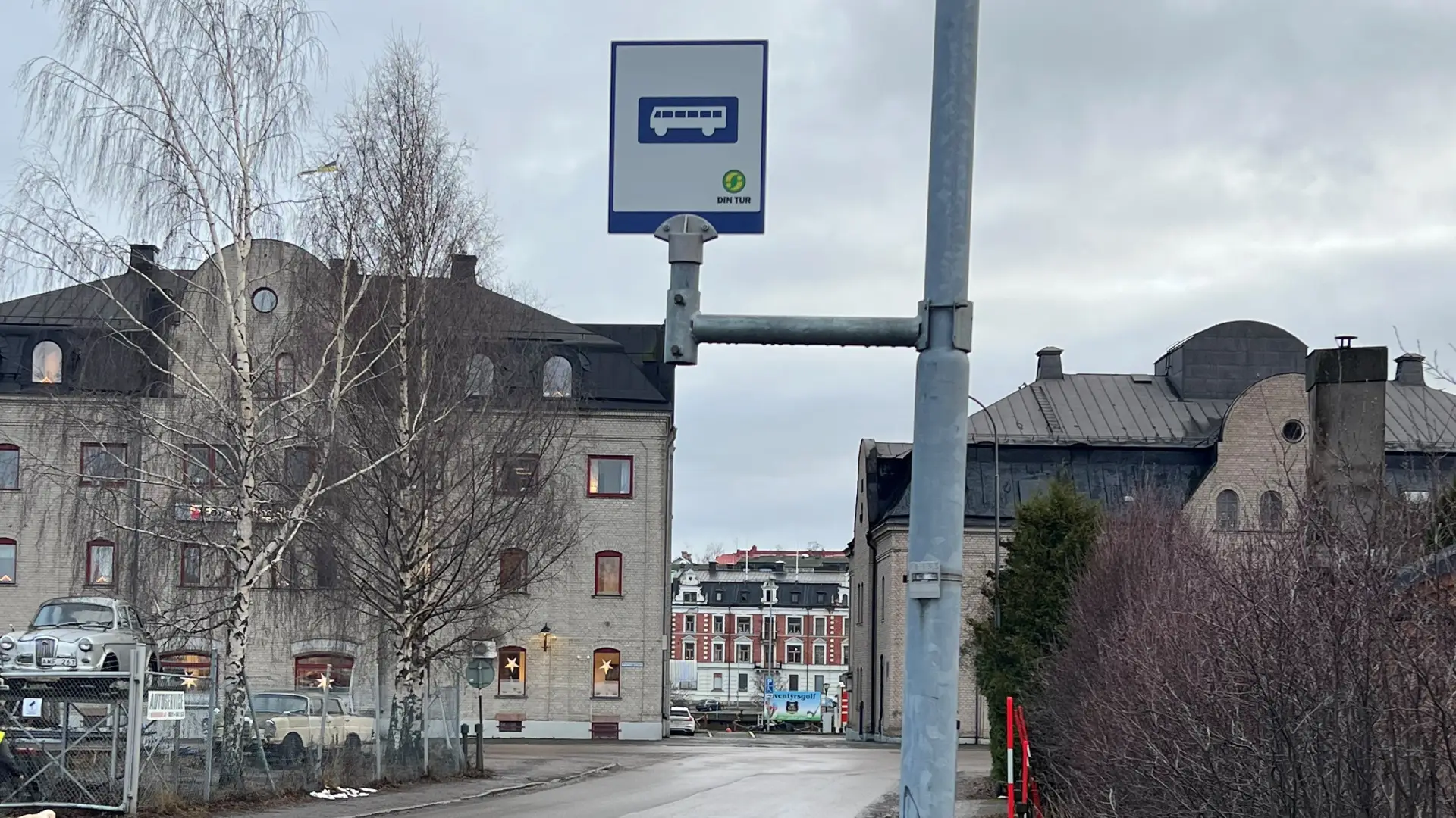 En bussskylt som syns vid den nya busshållsplatsen Kronholmen vid fritidsgården
