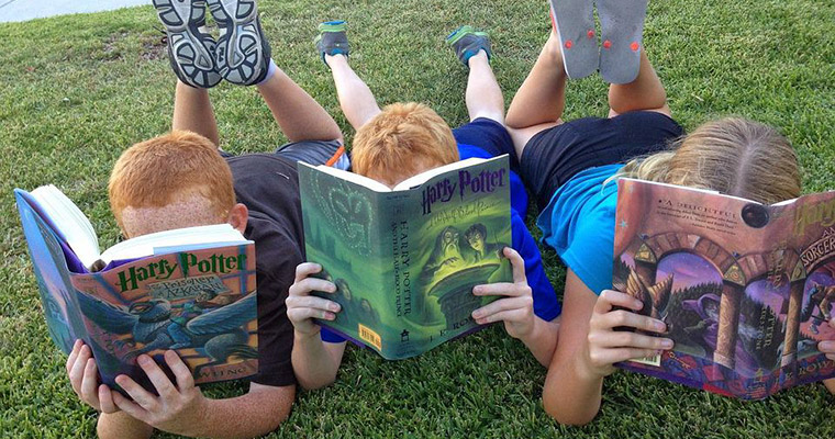 Barn som läser.