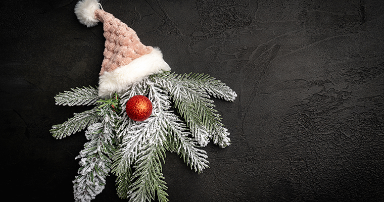 Julpynt i form av en tomte av granris och en tomteluva.