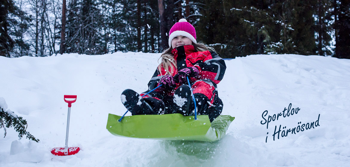 En flicka som åker pulka.