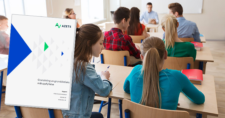 Ett klassrum och granskningsrapporten.