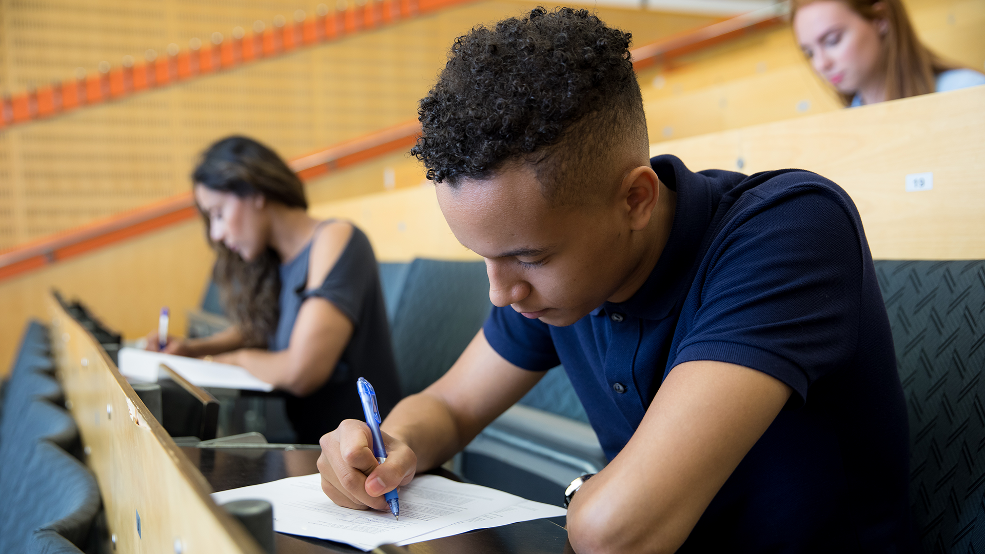 Studenter som skriver prov 