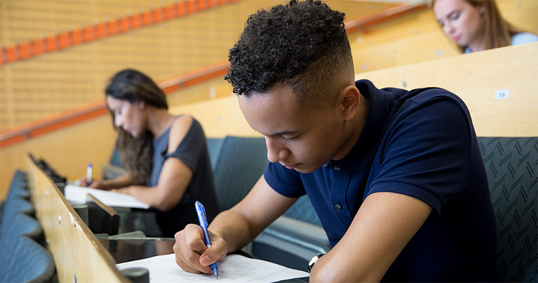 Studenter som skriver prov 