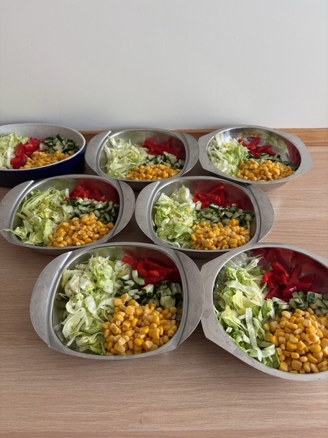 Grönbackens förskolas lunchbuffé med lax, potatis, sås och grönsaker