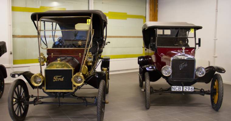 Två veteranbilar på Härnösands bilmuseum.