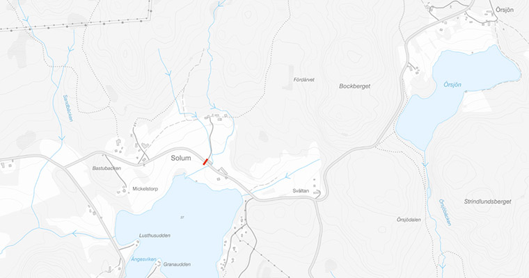 en karta med ett rött streck över en väg