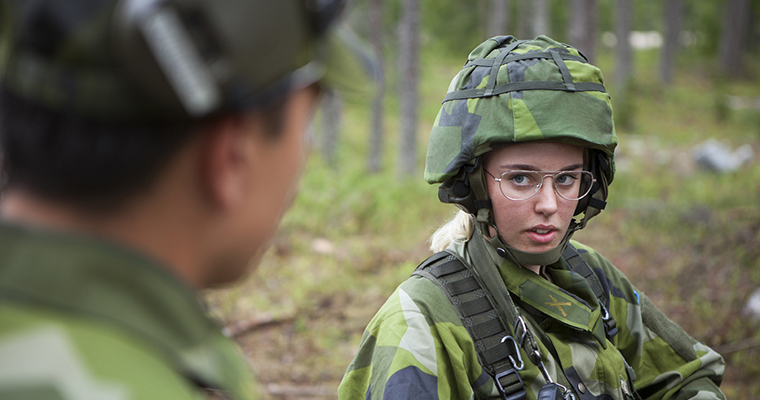 Närbild på kvinnlig soldat  i skogen
