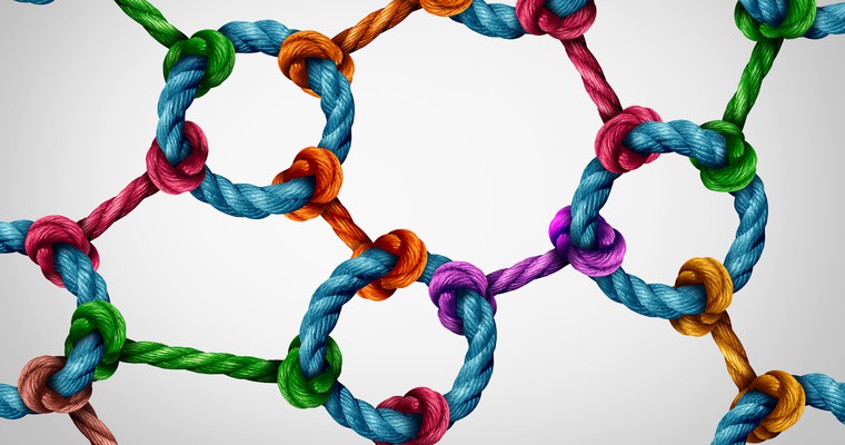 ett nät som är ihopknutet av rep i olika färger