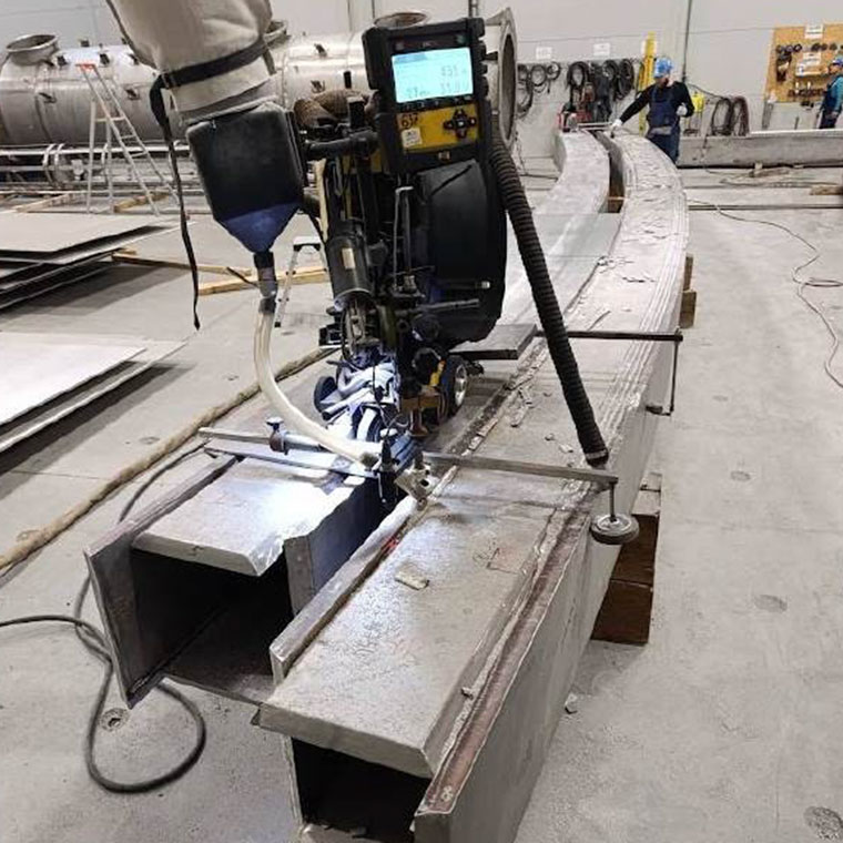 två stålbalkar i en fabrik