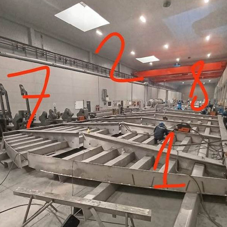 stålsektioner i en fabrikslokal