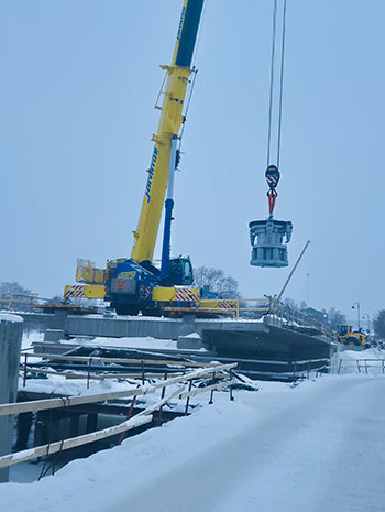 en byggkran lyfter en stor sak