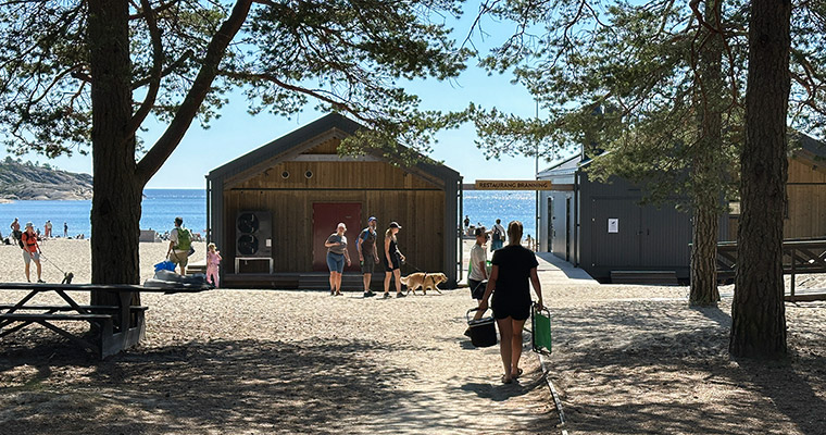 människor på väg mot en badstrand