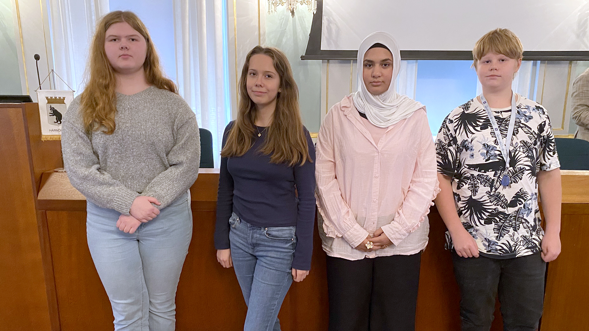 Fyra högstadieelever uppställda. 