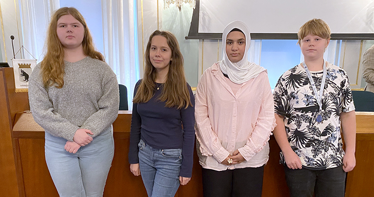 Gruppfoto med fyra högstadieelever, tre flickor och en pojke.