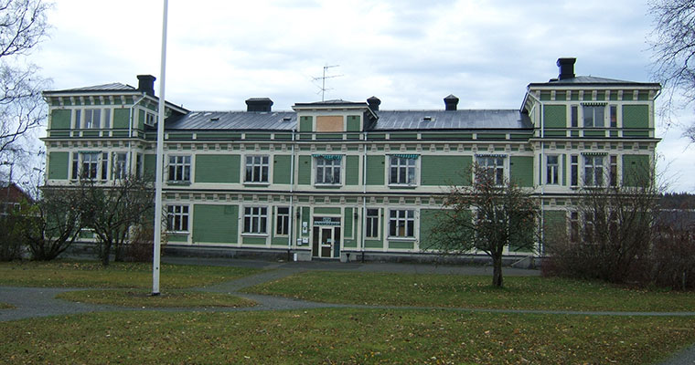 ett stort grönt trähus