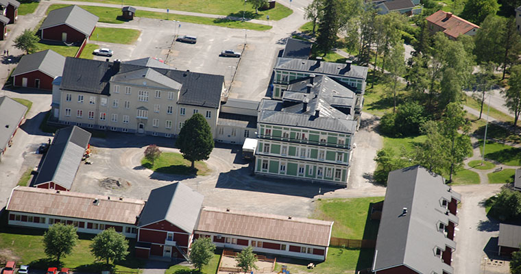 flygbild över ett område med flera stora hus