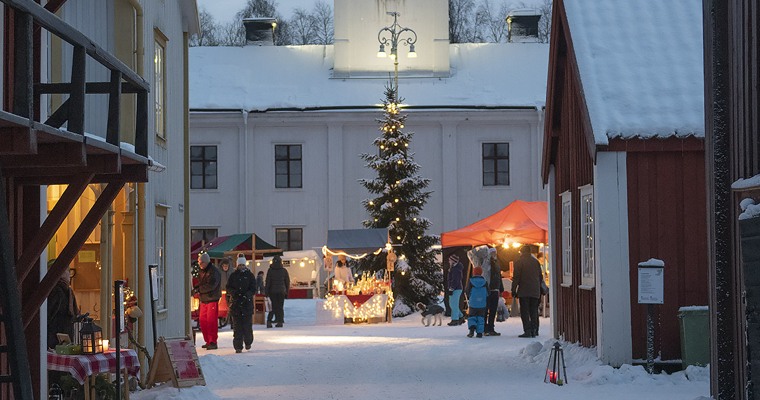 julmarknad på vintrigt torg på LÄnsmuseet Västernorrland på Muberget, marknadsstånd och människor