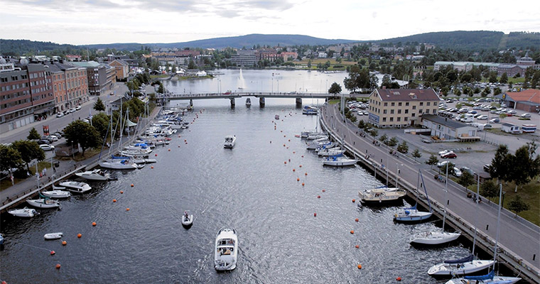 flygbild över norrahamninloppet i Härnösand. Båt i förgrunden och Nybron längre upp i bild.