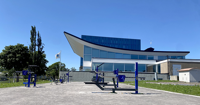 Utomhusgym med träningsmaskiner.