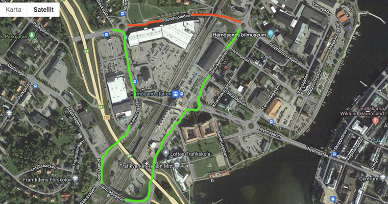 en satellitbild med vägar markerade med rött respektive grönt