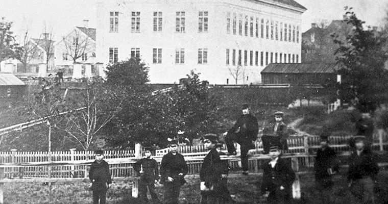 Skolpojkar vid gymnasiet på 1860-talet.