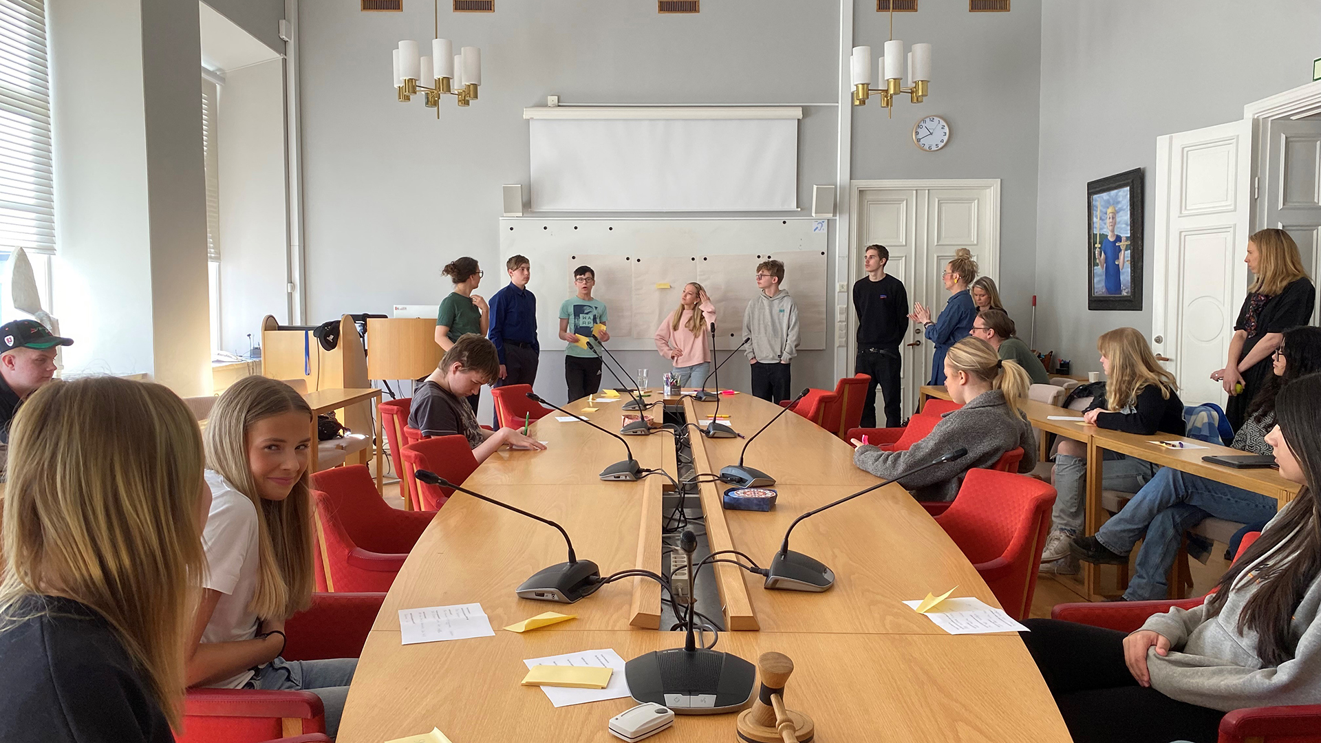 Många högstadieelever samlade i ett stort konferensrum.