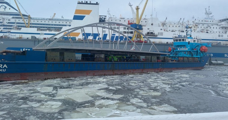 en bågbro lastad på en båt