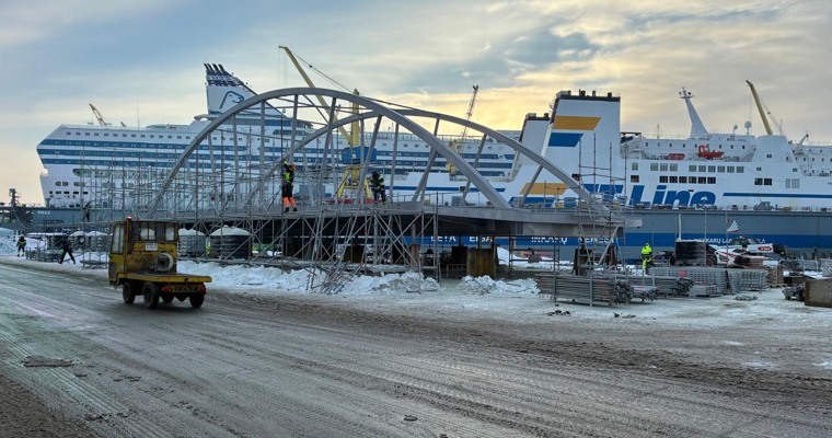 en bågbro i ett hamnområde