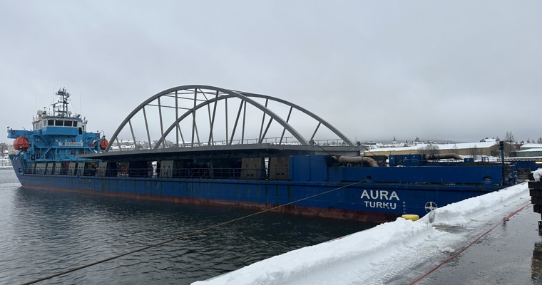 en bro lastad på en båt som ligger vid kaj