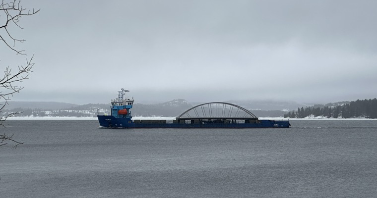 en båt lastad med en bro kör på havet