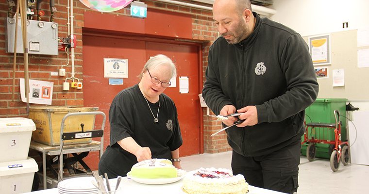 Lena Johnsson väljer prinsesstårta och serveras av Daniel Gustavsson när RB Demontering firar.