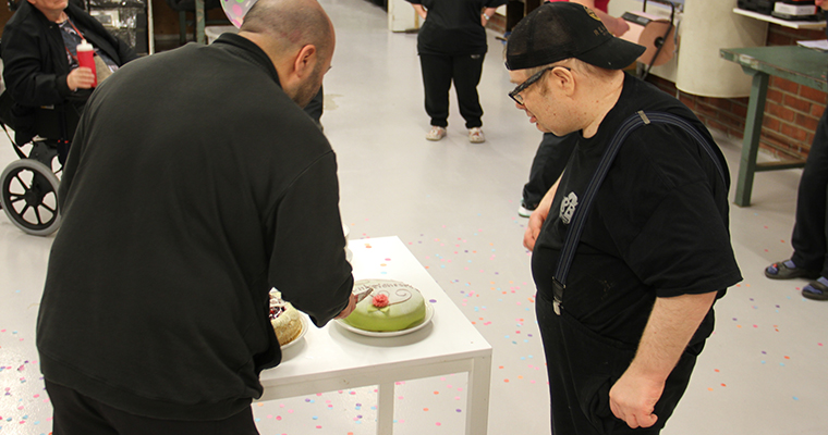 Jonas Edholm får rosen på prinsesstårtan.