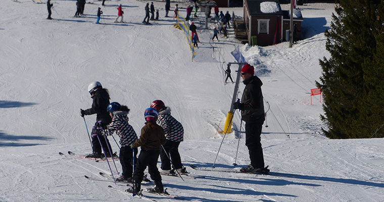 Barn åker slalom. 