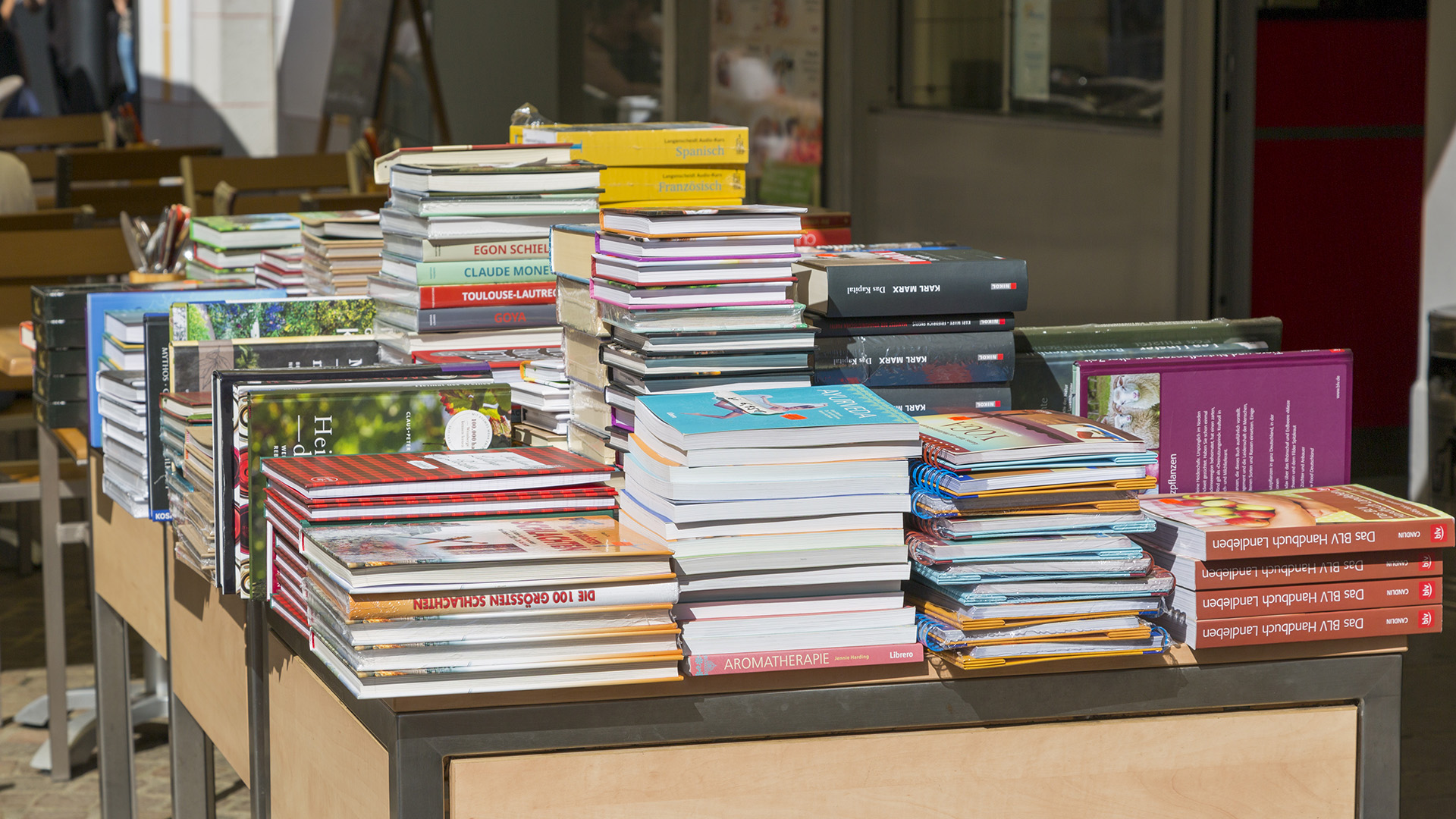 böcker på ett bord